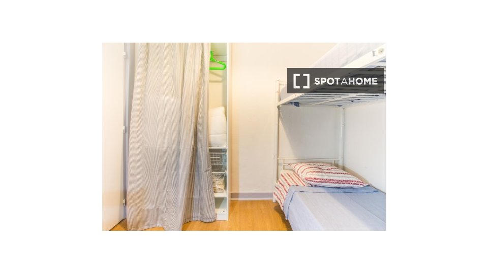 Double room Lisbon, 3 beds, 70m² — photo 1