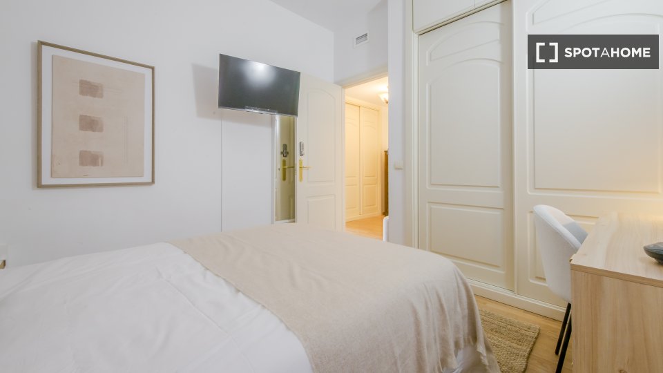 Double room Madrid, 5 beds — photo 4
