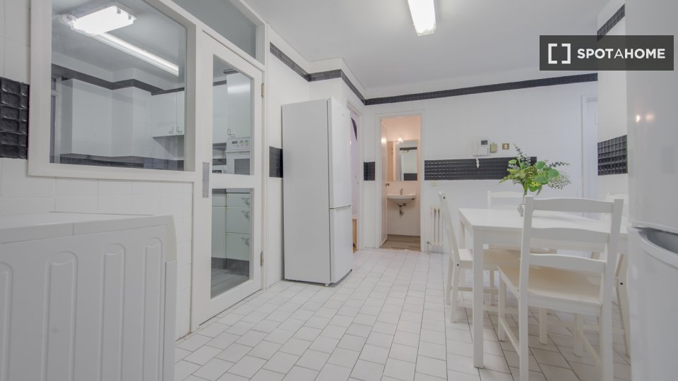 Double room Madrid, 9 beds, 220m² — photo 16