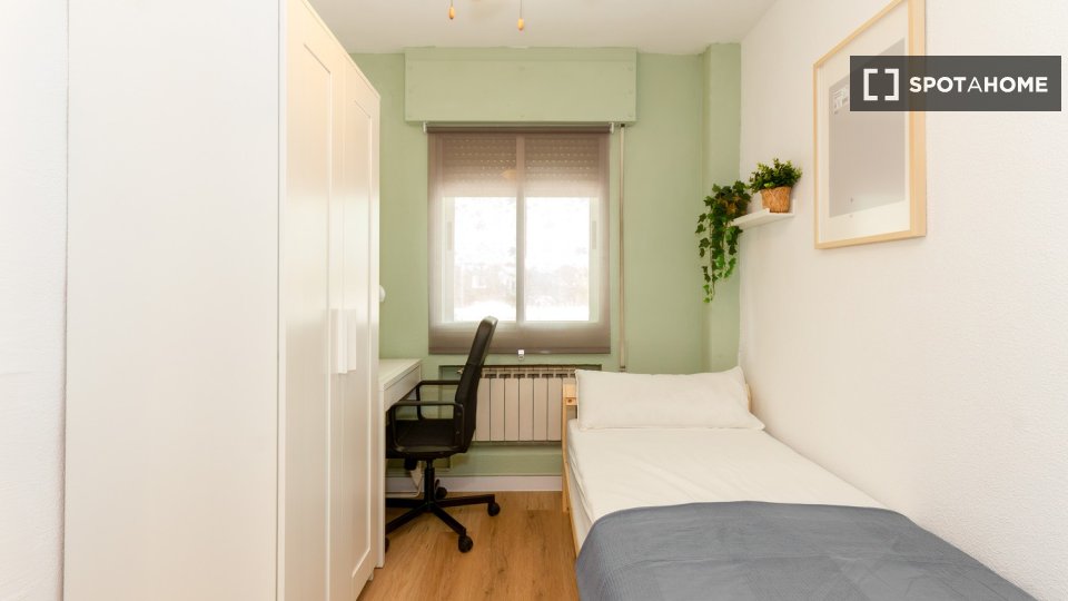 Se alquila habitación en piso compartido de 5 habitaciones, Alcalá de Henares