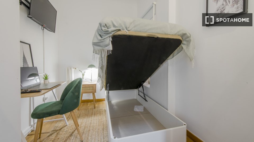 Double room Madrid, 6 beds, 120m² — photo 11