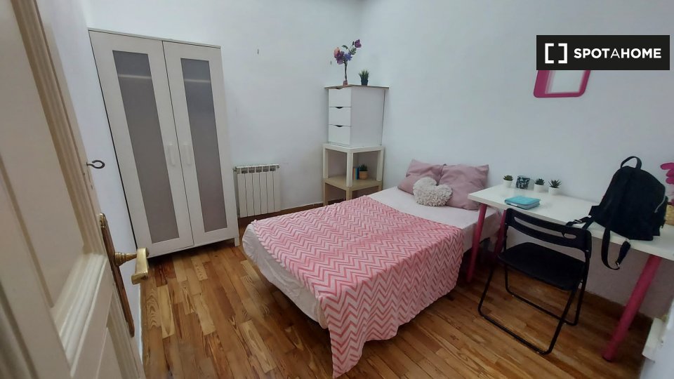 Double room Madrid, 7 beds, 180m² — photo 10