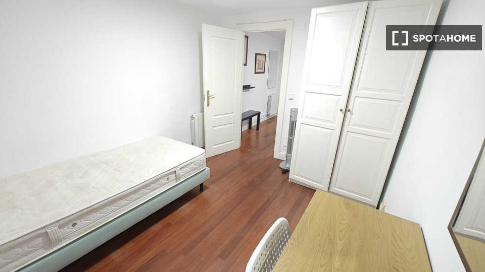 Apartment Bilbao, 3 beds, 65m² — photo 12