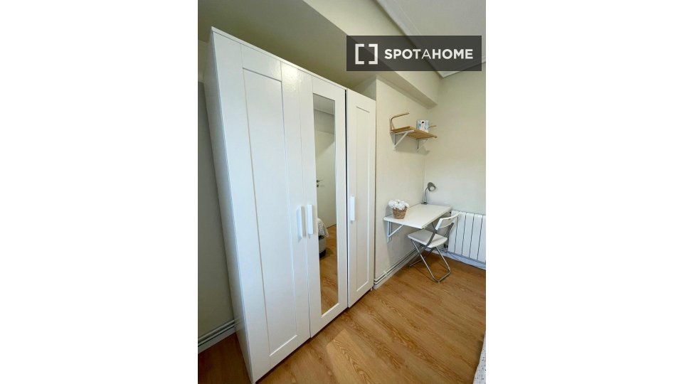 Habitación en un piso compartido de 3 habitaciones en alquiler en Santander.