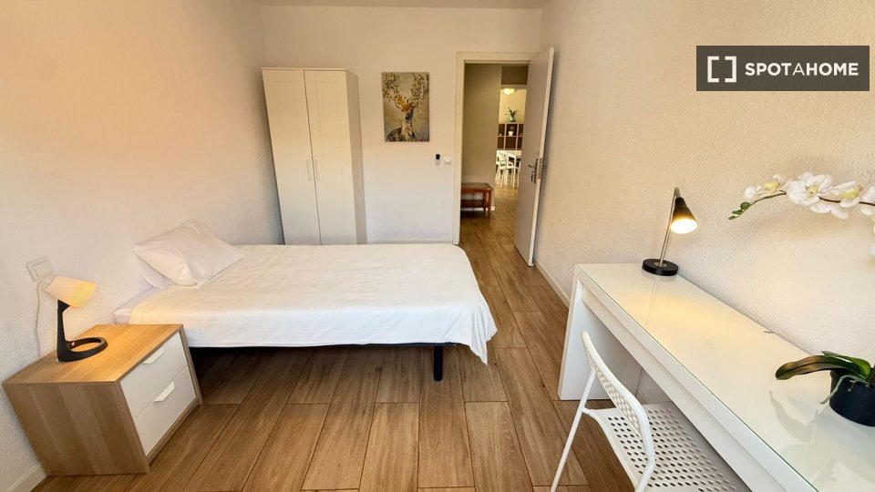Double room Madrid, 3 beds — photo 35