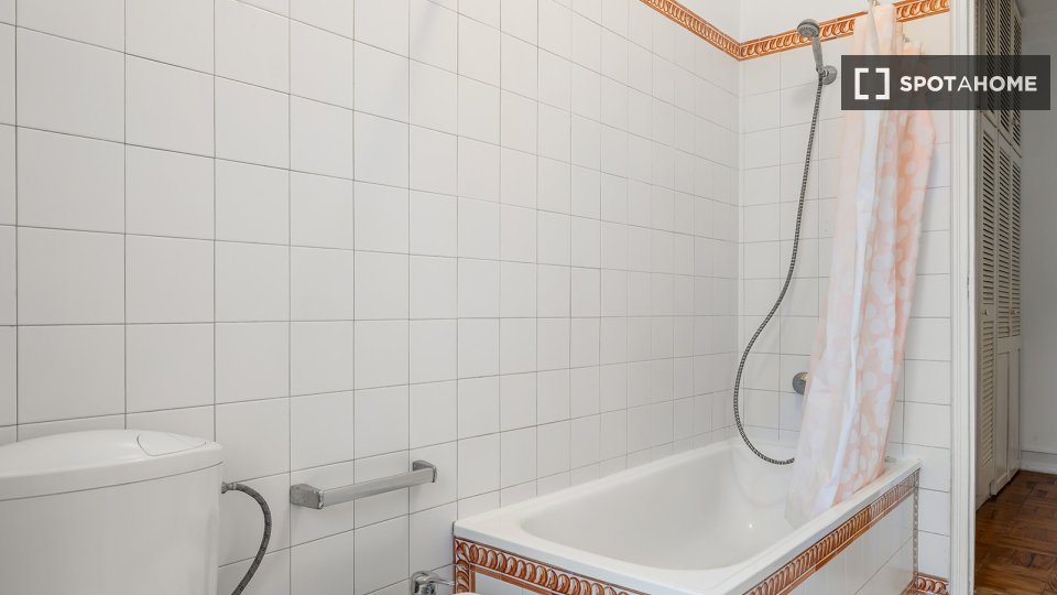 Double room Lisbon, 5 beds — photo 19