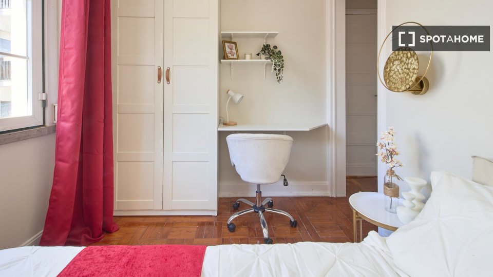 Double room Lisbon, 4 beds — photo 40