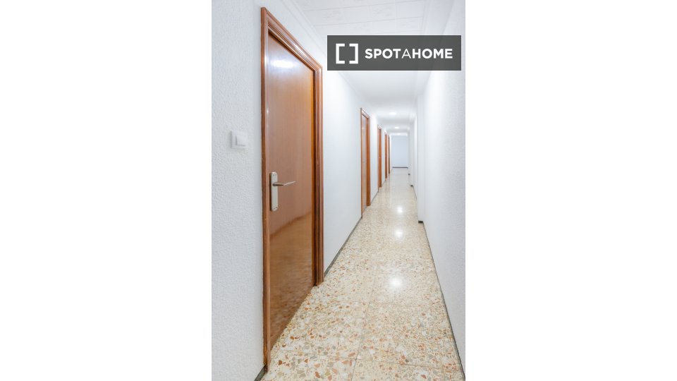 Double room Alicante, 5 beds, 95m² — photo 9