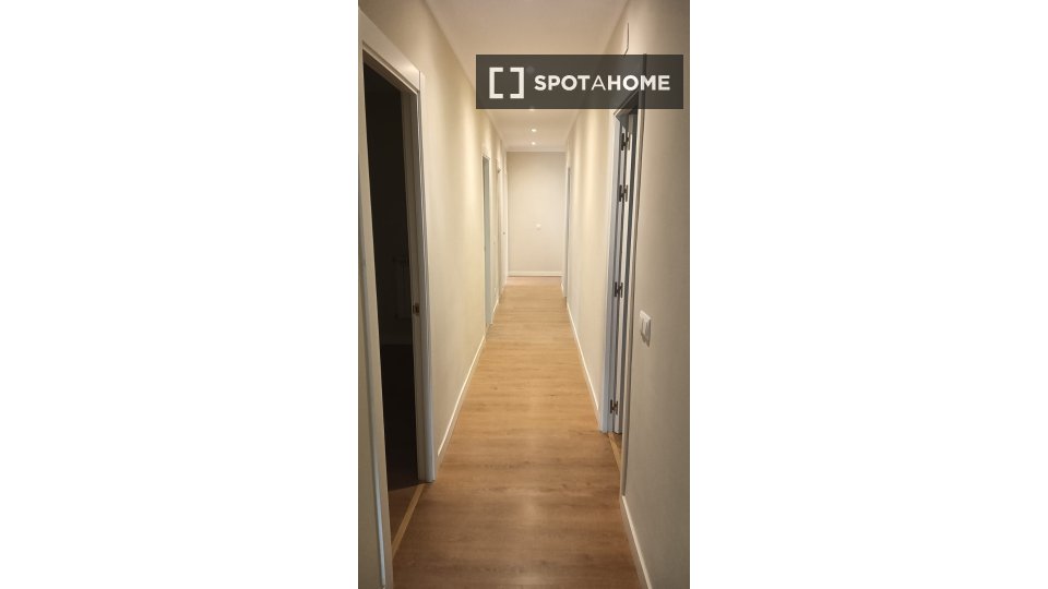 Double room Madrid, 7 beds, 180m² — photo 4