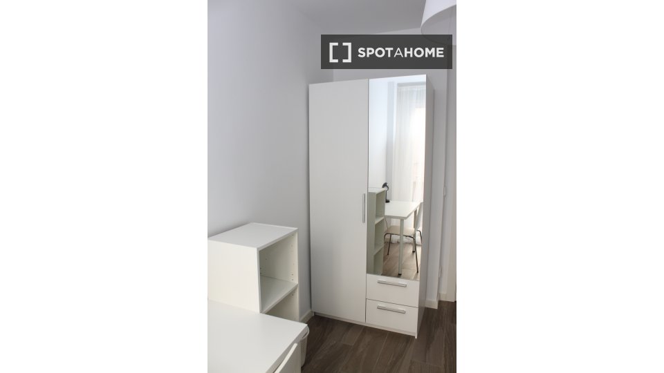 Double room Madrid, 4 beds, 88m² — photo 3