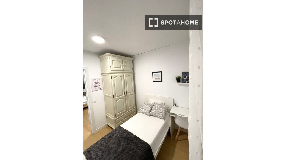 Double room Madrid, 4 beds, 100m² — photo 18