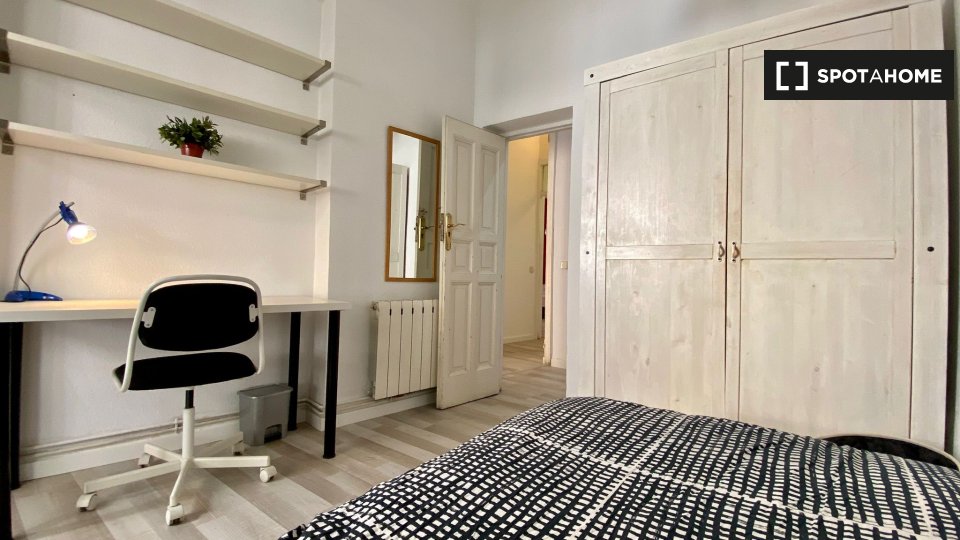 Double room Madrid, 7 beds, 120m² — photo 3