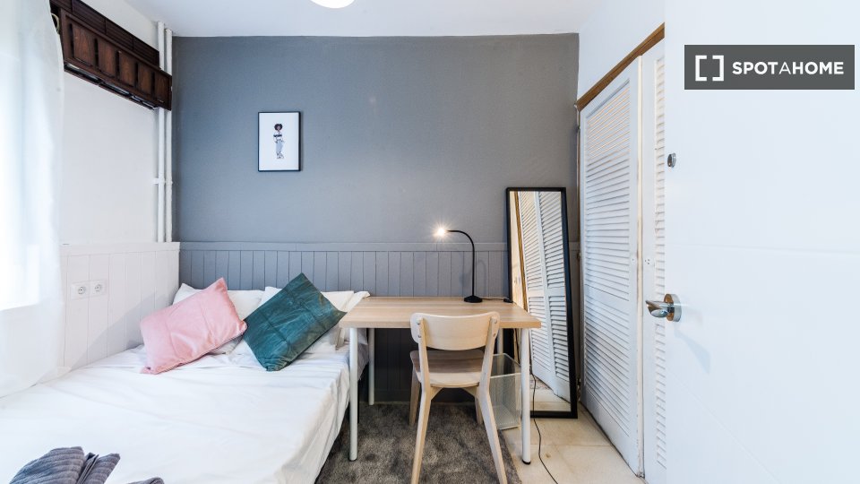 Double room Madrid, 5 beds, 130m² — photo 18