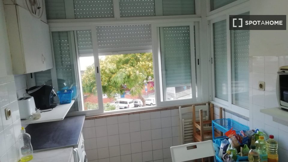 Double room Lisbon, 3 beds — photo 15