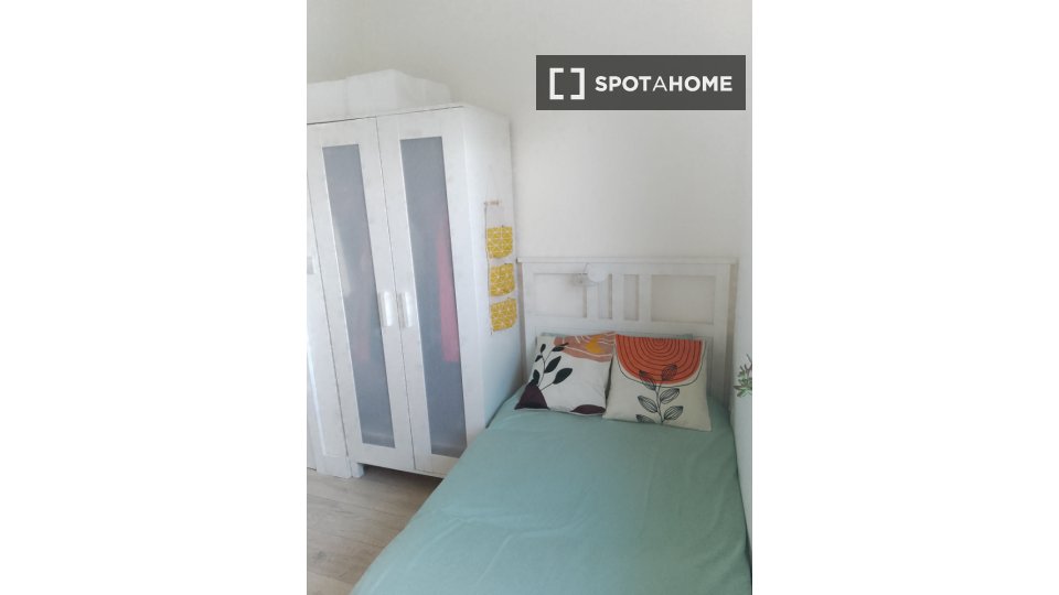 Room for rent in a 4bedroom house in Blackrock (ref 1081730) Spotahome