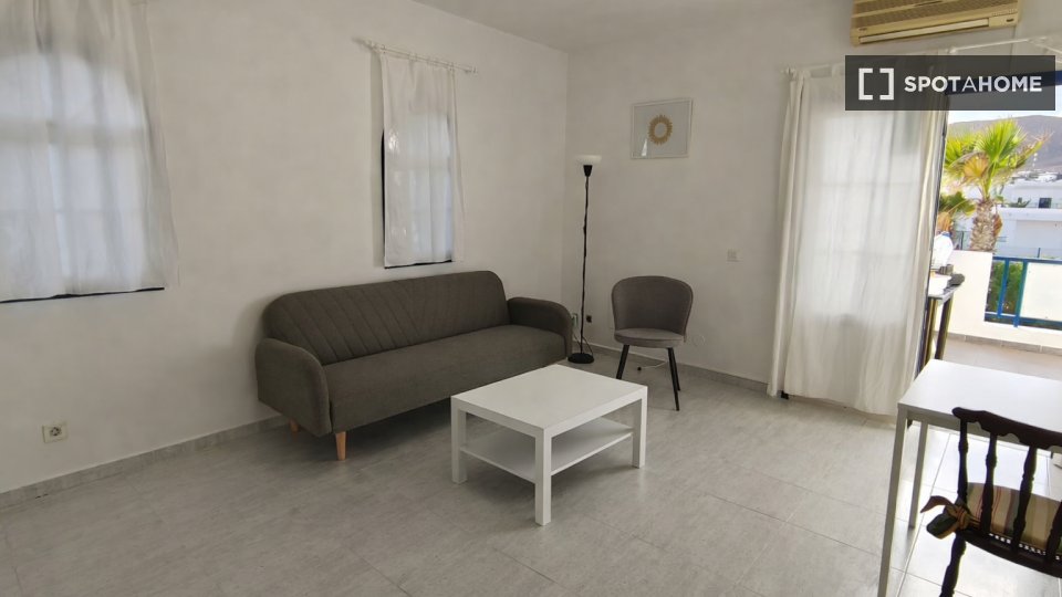 Apartamento de 2 dormitorios en alquiler en Yaiza
