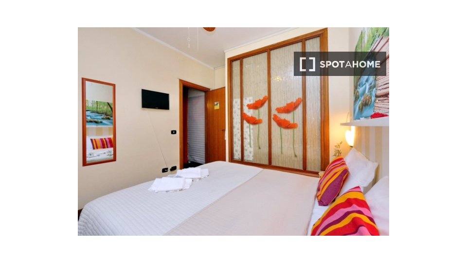 Double room Rome, 3 beds — photo 18