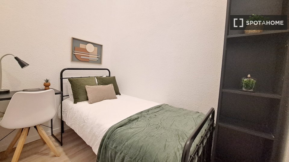 Double room Madrid, 12 beds, 185m² — photo 1