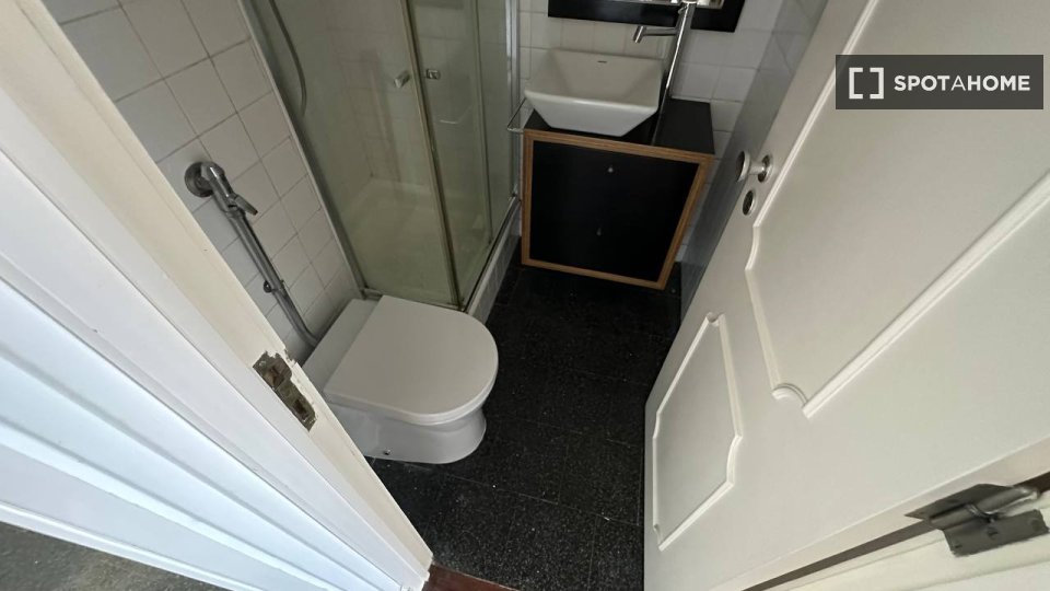 Double room Lisbon, 5 beds, 130m² — photo 1