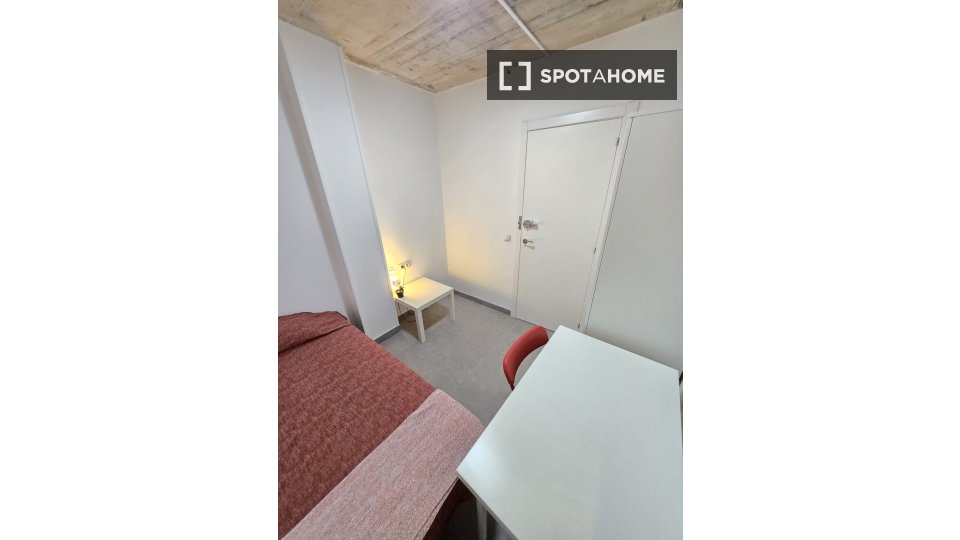 Double room Valencia, 5 beds, 85m² — photo 2