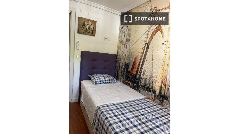 Double room Madrid, 3 beds — photo 22