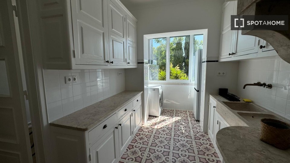 Double room Lisbon, 2 beds — photo 16