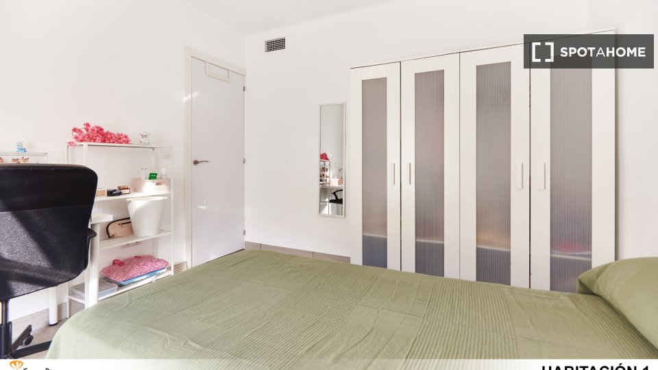 Double room Seville, 3 beds — photo 18