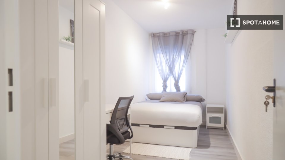Double room Madrid, 5 beds — photo 9