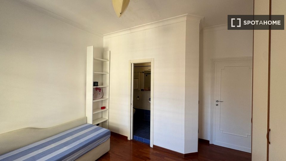 Double room Rome, 3 beds — photo 12