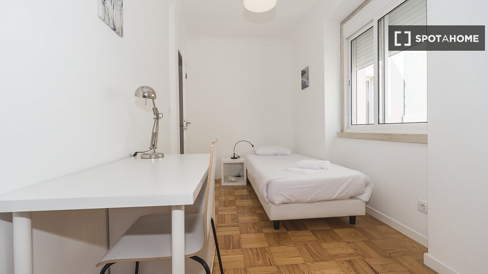 Double room Lisbon, 6 beds — photo 18