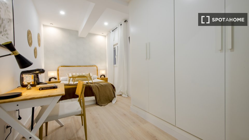 Camera in un appartamento condiviso con 4 camere da letto a Castellana - a Madrid