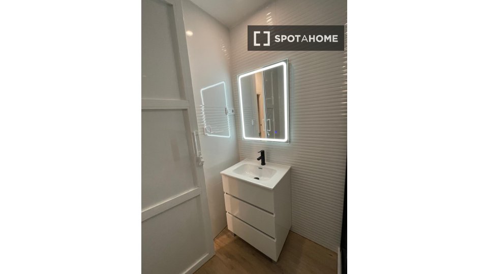 Double room Madrid, 12 beds, 185m² — photo 15