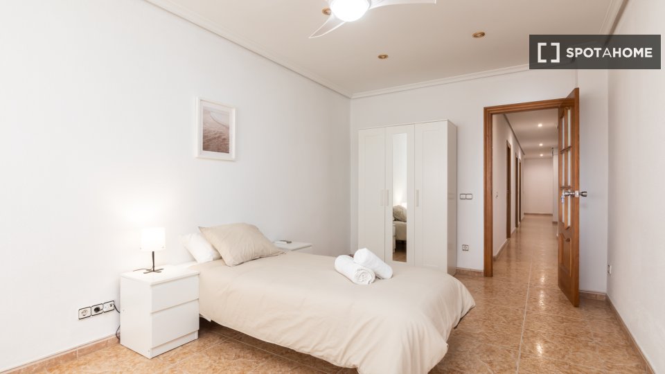 Double room Valencia, 1 bed, 100m² — photo 11