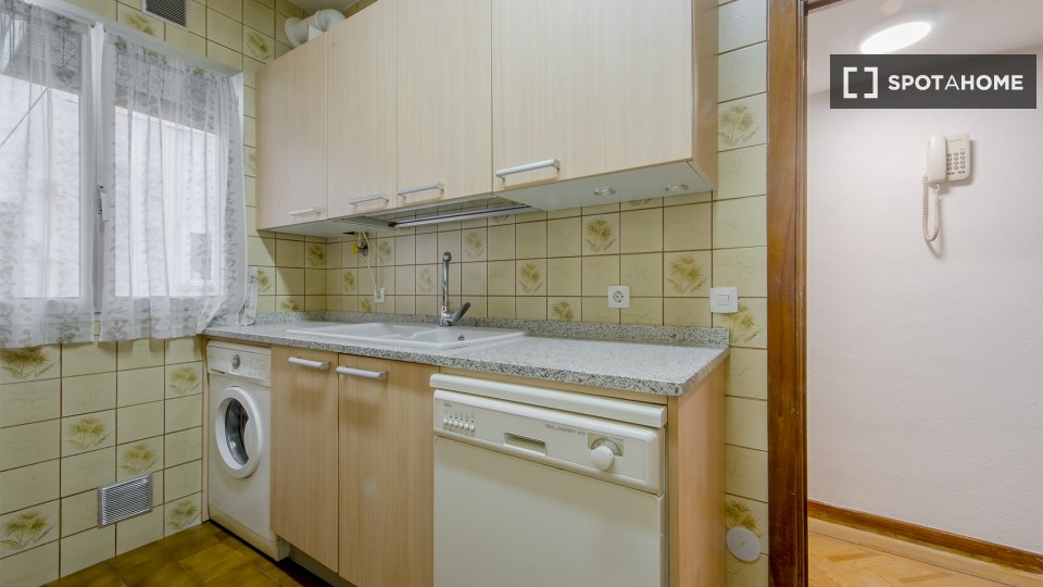 Double room Madrid, 5 beds, 110m² — photo 16