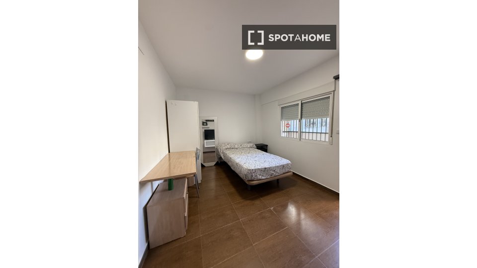 Double room Alicante, 3 beds, 70m² — photo 5