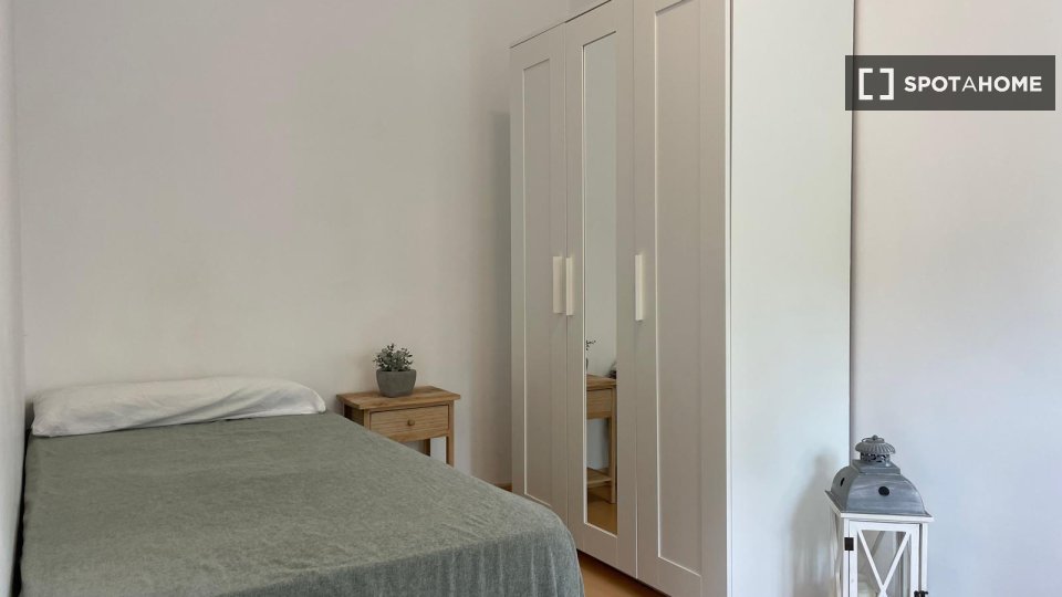 Double room Seville, 3 beds — photo 6