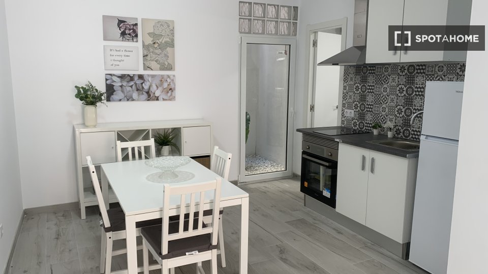 Apartamento de 2 habitaciones en alquiler en Serra, Valencia.