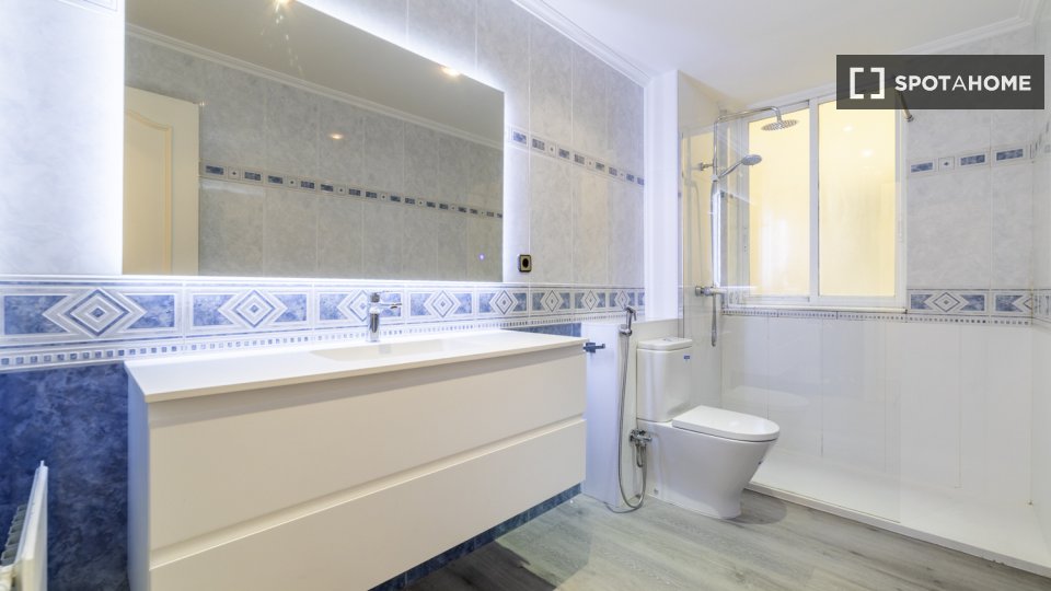Double room Madrid, 8 beds — photo 15