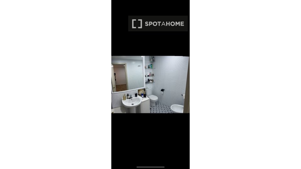 Double room Madrid, 1 bed, 85m² — photo 9