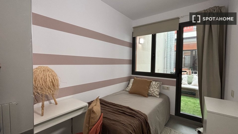 Double room Barcelona, 4 beds, 90m² — photo 3
