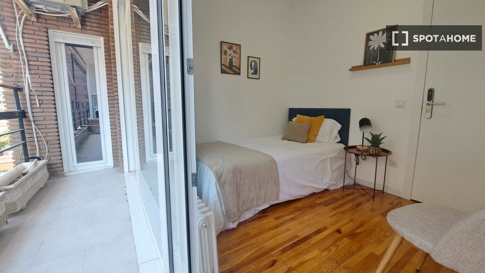 Double room Madrid, 14 beds, 200m² — photo 12