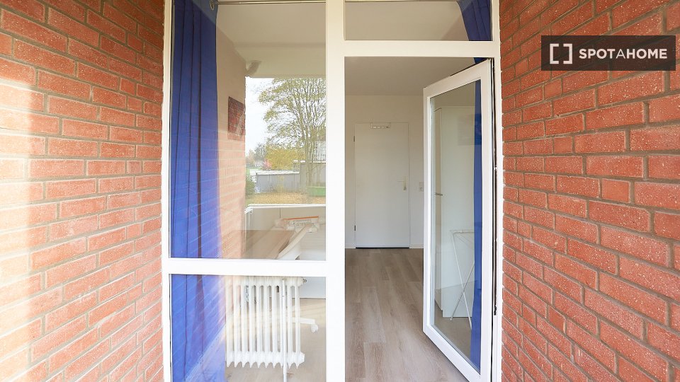 Double room Dusseldorf, 3 beds, 61m² — photo 13