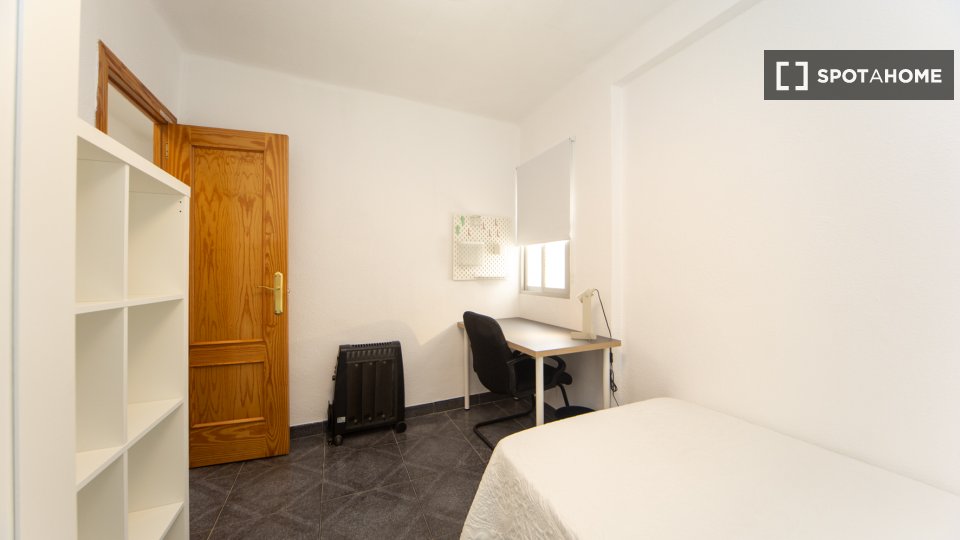Double room Granada, 3 beds, 75m² — photo 1