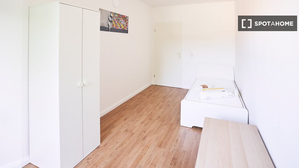 Double room Dusseldorf, 5 beds, 98m² — photo 11