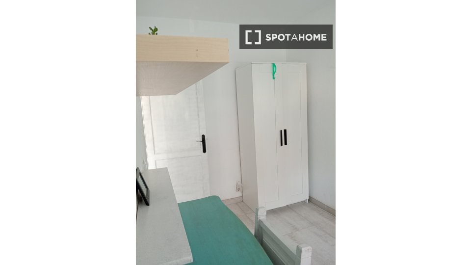 Double room Santa_Cruz_De_Tenerife, 3 beds, 75m² — photo 18