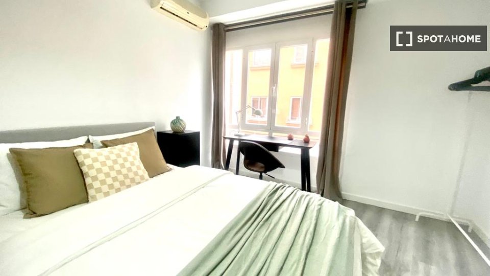 Double room Madrid, 5 beds — photo 1