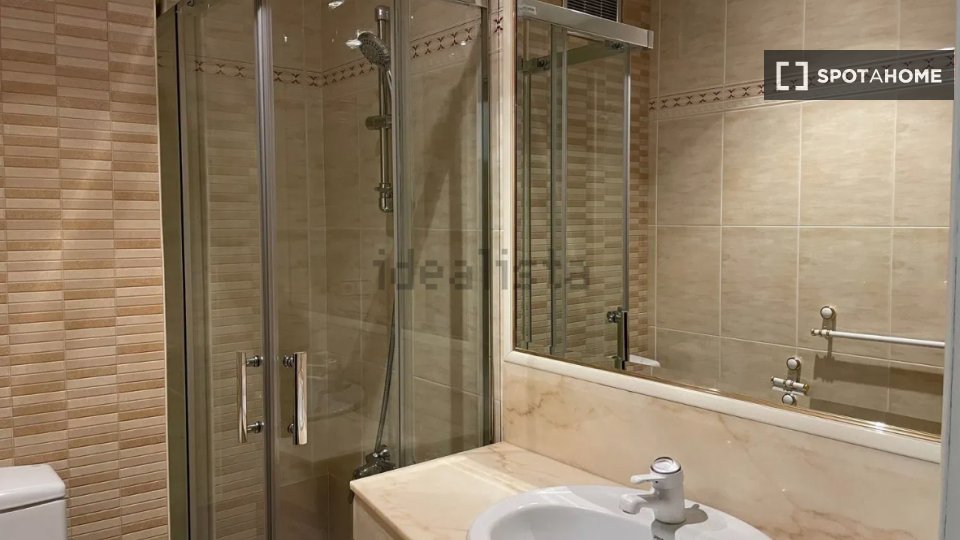 Double room Madrid, 7 beds, 170m² — photo 8