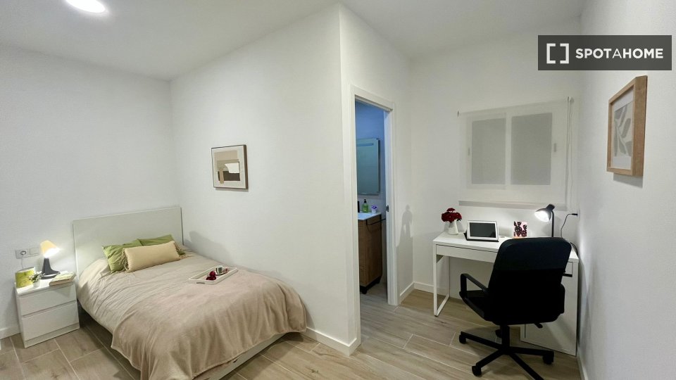 Double room Valencia, 3 beds, 17m² — photo 4