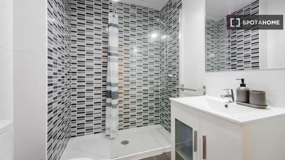 Double room Madrid, 6 beds, 117m² — photo 5