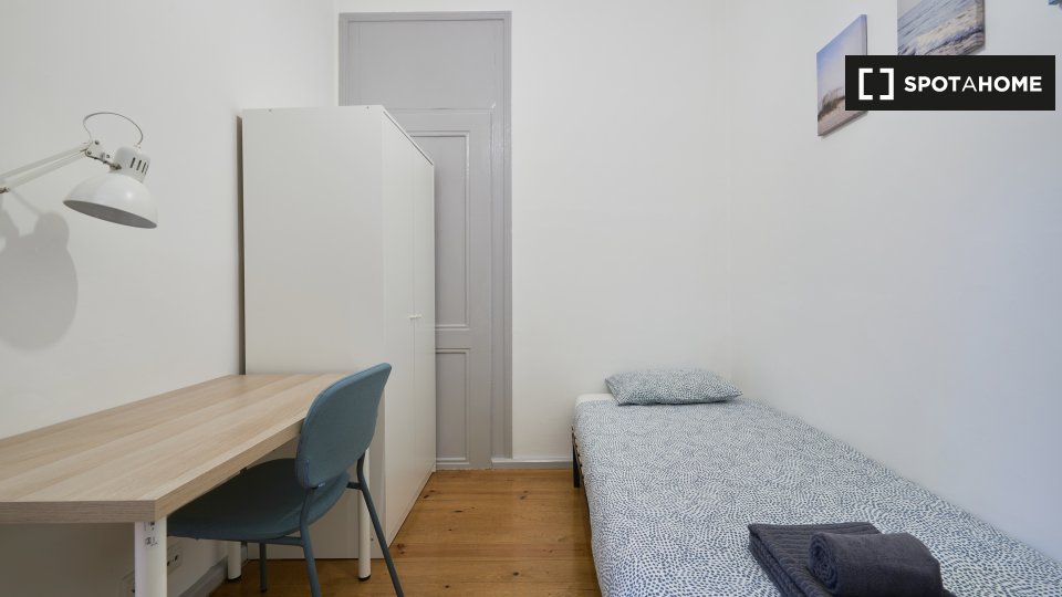 Double room Lisbon, 4 beds — photo 8